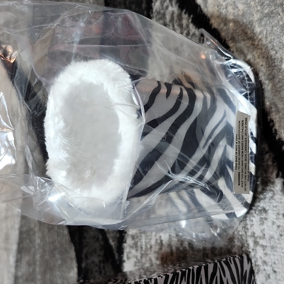 ZEBRA PRINT PLUSH LINED EYEGLASSES PROTECTIVE HOLDER - Picture 3 of 12